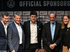 Americký futbalista v chaose ako „architekt“ tímu Svetového pohára ODSTUPUJE a pripája sa ku konkurenčnému národu dva mesiace pred začiatkom turnaja Matt Crocker (druhý zľava) opustil svoju funkciu športového riaditeľa USA pred majstrovstvami sveta