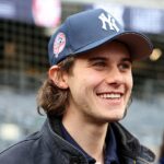 Hokejový olympijský hrdina USA Jack Hughes predvádza svoj nový úsmev na štadióne Yankee