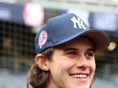 Americký hokejový hrdina Jack Hughes predvádza svoj nový úsmev po vyrazených zuboch vo finále olympiády nad Kanadou Hokejový olympijský hrdina USA Jack Hughes predvádza svoj nový úsmev na štadióne Yankee