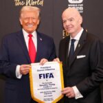 WASHINGTON, DC – 5. DECEMBER: Prezident FIFA Gianni Infantino pózuje na fotografii s americkým prezidentom Donaldom Trumpom pred oficiálnym žrebovaním majstrovstiev sveta vo futbale 2026 v John F. Kennedy Center for the Performing Arts 5. decembra 2025 vo Washingtone, DC. (Foto od Tasosa Katopodisa – FIFA/FIFA cez Getty Images)