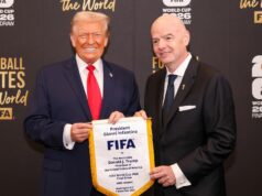 Americký vyslanec nalieha na Trumpa a FIFA, aby vykopli Irán z majstrovstiev sveta, aby ich mohlo nahradiť Taliansko WASHINGTON, DC – 5. DECEMBER: Prezident FIFA Gianni Infantino pózuje na fotografii s americkým prezidentom Donaldom Trumpom pred oficiálnym žrebovaním majstrovstiev sveta vo futbale 2026 v John F. Kennedy Center for the Performing Arts 5. decembra 2025 vo Washingtone, DC. (Foto od Tasosa Katopodisa – FIFA/FIFA cez Getty Images)