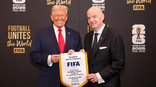 WASHINGTON, DC – 5. DECEMBER: Prezident FIFA Gianni Infantino pózuje na fotografii s americkým prezidentom Donaldom Trumpom pred oficiálnym žrebovaním majstrovstiev sveta vo futbale 2026 v John F. Kennedy Center for the Performing Arts 5. decembra 2025 vo Washingtone, DC. (Foto od Tasosa Katopodisa – FIFA/FIFA cez Getty Images)