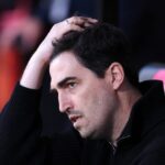 BOURNEMOUTH, ANGLICKO - 22. apríla: Andoni Iraola, manažér AFC Bournemouth, sa prizerá počas zápasu Premier League medzi Bournemouthom a Leedsom United na Vitality Stadium 22. apríla 2026 v anglickom Bournemouthe. (Foto: Ryan Pierse/Getty Images)