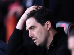 Andoni Iraola rozhodne odpovedal, keď sa ho spýtali na prácu v Chelsea po prepustení Liama Roseniora BOURNEMOUTH, ANGLICKO - 22. apríla: Andoni Iraola, manažér AFC Bournemouth, sa prizerá počas zápasu Premier League medzi Bournemouthom a Leedsom United na Vitality Stadium 22. apríla 2026 v anglickom Bournemouthe. (Foto: Ryan Pierse/Getty Images)