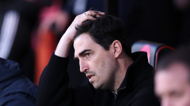 BOURNEMOUTH, ANGLICKO - 22. apríla: Andoni Iraola, manažér AFC Bournemouth, sa prizerá počas zápasu Premier League medzi Bournemouthom a Leedsom United na Vitality Stadium 22. apríla 2026 v anglickom Bournemouthe. (Foto: Ryan Pierse/Getty Images)