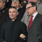 Andrea Berta, športový riaditeľ Arsenalu (L), hovorí s Timom Lewisom, podpredsedom Arsenalu (R), v hľadisku pred zápasom Premier League medzi Arsenal FC a Fulham FC na Emirates Stadium 1. apríla 2025 v Londýne, Anglicko