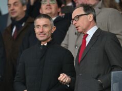 Andrea Berta upustila od náznaku prestupu Arsenalu, keďže sa ukázalo stretnutie s agentom hviezdy Man United Andrea Berta, športový riaditeľ Arsenalu (L), hovorí s Timom Lewisom, podpredsedom Arsenalu (R), v hľadisku pred zápasom Premier League medzi Arsenal FC a Fulham FC na Emirates Stadium 1. apríla 2025 v Londýne, Anglicko