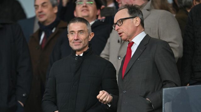 Andrea Berta, športový riaditeľ Arsenalu (L), hovorí s Timom Lewisom, podpredsedom Arsenalu (R), v hľadisku pred zápasom Premier League medzi Arsenal FC a Fulham FC na Emirates Stadium 1. apríla 2025 v Londýne, Anglicko