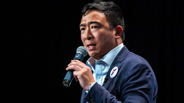 Andrew Yang kritizuje TKO Group kvôli reklamám a odchodom WrestleMania 42
