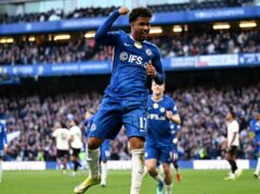 Andrey Santos sa dohodol s hviezdou Chelsea a Liamom Roseniorom pred semifinále FA Cupu Leeds United Andrey Santos oslavuje