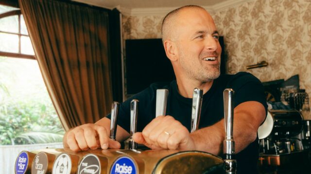 Anglický futbalista Joe Cole stál za kohútikmi piva v krčme