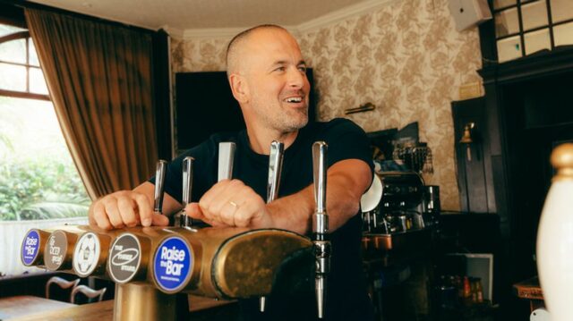 Anglická legenda Joe Cole vydáva posilu na majstrovstvá sveta pre krčmy, ktoré majú problémy
