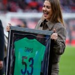 Dav vo Wembley srdečne privítal Mary Earpsovú s košeľou na oslave jej 53 čiapok.