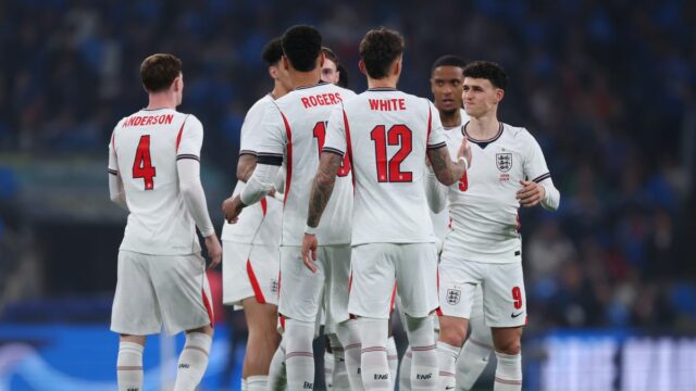 Anglickí hráči sa rozprávajú počas medzinárodného priateľského zápasu medzi Anglickom a Japonskom na štadióne Wembley 31. marca 2026 v Londýne v Anglicku.