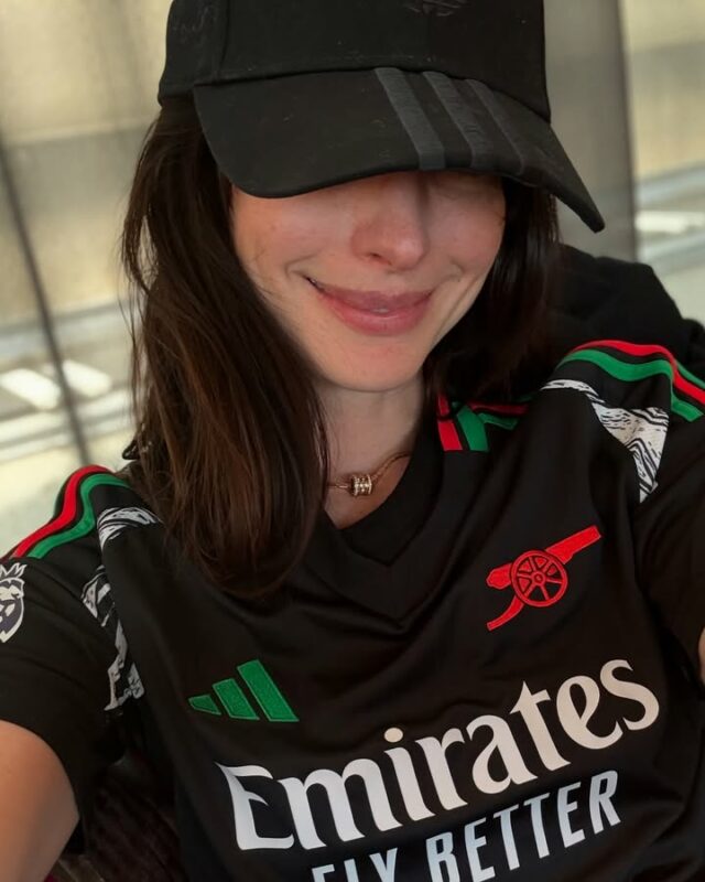 Anne Hathaway vysvetľuje, prečo je fanúšikom Arsenalu
