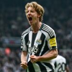Anthony Gordon oslavuje po strelení gólu Newcastlu United