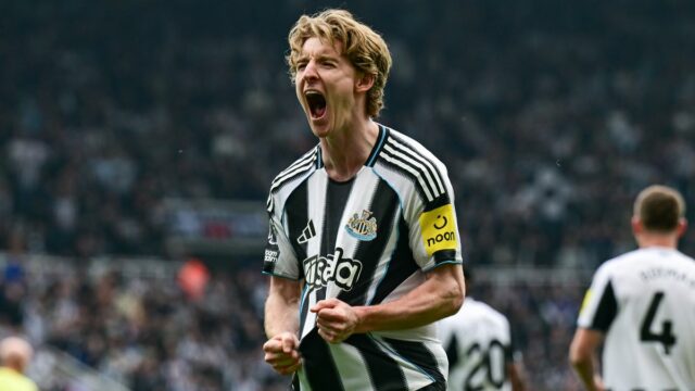 Anthony Gordon oslavuje po strelení gólu Newcastlu United