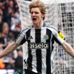 Anthony Gordon oslavuje strelenie gólu za Newcastle United