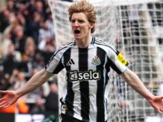 Anthony Gordon stavia Arsenal do varu, keďže sa objavuje prestupová pozícia Newcastlu Anthony Gordon oslavuje strelenie gólu za Newcastle United