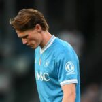 Scott McTominay z Neapola ukazuje svoje sklamanie počas zápasu Serie A proti Laziu