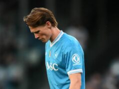 Antonio Conte zaútočí na Scotta McTominaya, keď si priaznivci Neapolu obrátia hráčov Scott McTominay z Neapola ukazuje svoje sklamanie počas zápasu Serie A proti Laziu