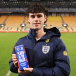 Angličan Archie Gray pózuje na fotke s ocenením Player Of The Match po kvalifikácii UEFA U21 EURO 2027 medzi Anglickom a Moldavskom na Carrow Road 31. marca 2026 v Norwichi v Anglicku.