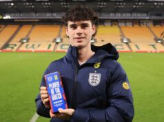 Archie Gray a Lucas Bergvall poslali Robertovi De Zerbimu perfektnú správu pred stretnutím Tottenhamu Angličan Archie Gray pózuje na fotke s ocenením Player Of The Match po kvalifikácii UEFA U21 EURO 2027 medzi Anglickom a Moldavskom na Carrow Road 31. marca 2026 v Norwichi v Anglicku.