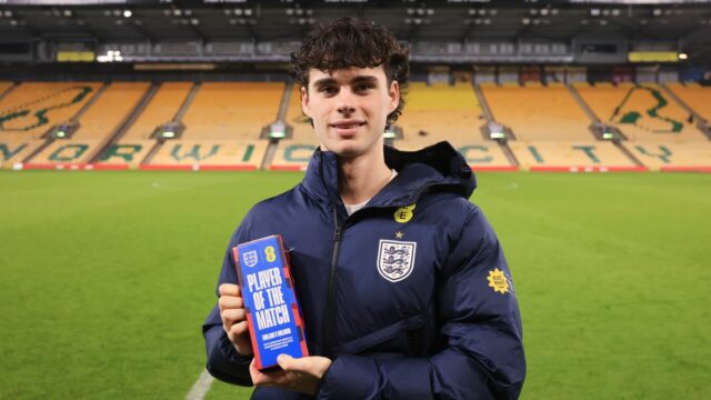 Angličan Archie Gray pózuje na fotke s ocenením Player Of The Match po kvalifikácii UEFA U21 EURO 2027 medzi Anglickom a Moldavskom na Carrow Road 31. marca 2026 v Norwichi v Anglicku.
