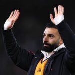 Mohamed Salah z Liverpoolu máva fanúšikom na plný úväzok počas zápasu Premier League medzi Leeds United a Liverpoolom na Elland Road 6. decembra 2025 v anglickom Leedse.