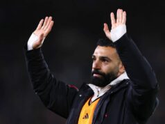 Arne Slot je „pravdepodobne nemožné“ priznať, že nahradil Mo Salaha v Liverpoole Mohamed Salah z Liverpoolu máva fanúšikom na plný úväzok počas zápasu Premier League medzi Leeds United a Liverpoolom na Elland Road 6. decembra 2025 v anglickom Leedse.