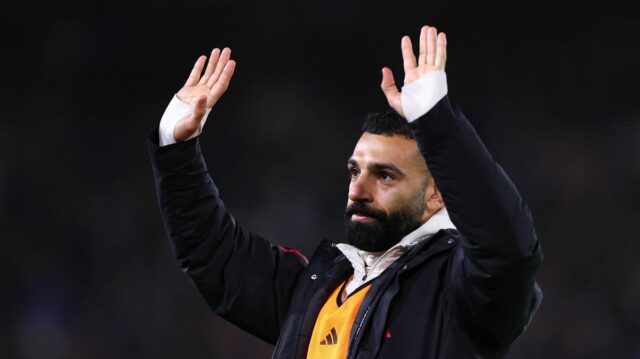 Mohamed Salah z Liverpoolu máva fanúšikom na plný úväzok počas zápasu Premier League medzi Leeds United a Liverpoolom na Elland Road 6. decembra 2025 v anglickom Leedse.