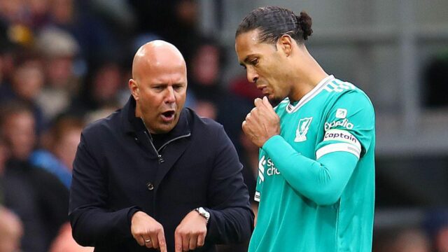 Arne Slot odpovedá na poznámky Van Dijka o odchode, keď sa potvrdil návrat Isaka
