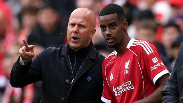 Švédsky útočník Liverpoolu #09 Alexander Isak sa 17. marca 2026 zúčastňuje tímového tréningu na ich tréningovom ihrisku v Kirkby, Liverpool, severozápadné Anglicko, v predvečer ich posledného 16. zápasu Ligy majstrov UEFA proti Galatasaray. (Foto: PETER POWELL/AFP cez Getty Images)