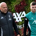 Hlavný tréner Arne Slot a Andrew Robertson z Liverpoolu počas tréningu v AXA Melwood Training Center