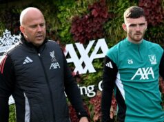Arne Slot potvrdil skutočný dôvod, prečo Andy Robertson toto leto opúšťa Liverpool Hlavný tréner Arne Slot a Andrew Robertson z Liverpoolu počas tréningu v AXA Melwood Training Center