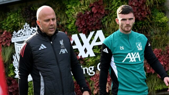 Hlavný tréner Arne Slot a Andrew Robertson z Liverpoolu počas tréningu v AXA Melwood Training Center
