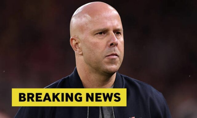 Arne Slot sa rozhodol zostať šéfom Liverpoolu aj napriek ťažkej sezóne
