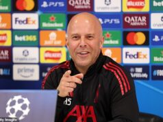 Arne Slot vysiela vzdorný výkrik, keď sa Liverpool snaží o zázrak Ligy majstrov proti PSG – s ostražitým Luisom Enriquem zdieľajúcim strach z „pasce“ na Anfielde Arne Slot pred zápasom Ligy majstrov v Liverpoole predniesol vzdorný protestný výkrik