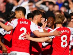 Arsenal 1:0 Newcastle: Úžasný zásah Eberechiho Ezeho poslal Gunners späť na vrchol ligy, pretože postranný hráč Mikela Artetu nervózne vyhral a postavil loptu na ihrisko Man City. Arsenal sa výhrou 1:0 nad Newcastlom vyšplhal späť na čelo Premier League