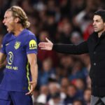 LONDÝN, ANGLICKO - 21. OKTÓBRA: Manažér Arsenalu Mikel Arteta a Marcos Llorente z Atletica Madrid sa obaja sťažujú počas fázy MD3 zápasu Ligy majstrov UEFA 2025/26 medzi Arsenal FC a Atletico de Madrid na štadióne Arsenal 21. októbra 2025 v Londýne v Anglicku. (Foto Jacques Feeney/Offsajd/Offsajd prostredníctvom Getty Images)