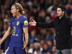 Arsenal a Atletico Madrid zomkli pred súbojom Ligy majstrov v prestupovom boji LONDÝN, ANGLICKO - 21. OKTÓBRA: Manažér Arsenalu Mikel Arteta a Marcos Llorente z Atletica Madrid sa obaja sťažujú počas fázy MD3 zápasu Ligy majstrov UEFA 2025/26 medzi Arsenal FC a Atletico de Madrid na štadióne Arsenal 21. októbra 2025 v Londýne v Anglicku. (Foto Jacques Feeney/Offsajd/Offsajd prostredníctvom Getty Images)