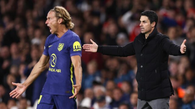 LONDÝN, ANGLICKO - 21. OKTÓBRA: Manažér Arsenalu Mikel Arteta a Marcos Llorente z Atletica Madrid sa obaja sťažujú počas fázy MD3 zápasu Ligy majstrov UEFA 2025/26 medzi Arsenal FC a Atletico de Madrid na štadióne Arsenal 21. októbra 2025 v Londýne v Anglicku. (Foto Jacques Feeney/Offsajd/Offsajd prostredníctvom Getty Images)