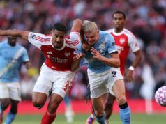 Arsenal by sa mohol stretnúť s Man City v doteraz nevídanom play-off Premier League William Saliba z Arsenalu bojuje o držanie lopty s Erlingom Haalandom z Manchestru City