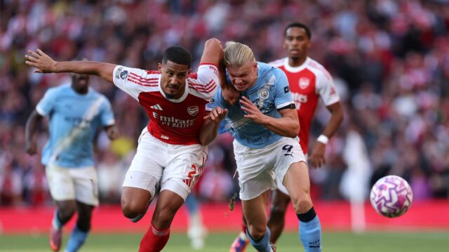 William Saliba z Arsenalu bojuje o držanie lopty s Erlingom Haalandom z Manchestru City