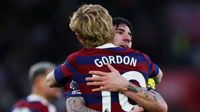 Sandro Tonali a Anthony Gordon boli obaja spájaní s prestupom do Arsenalu