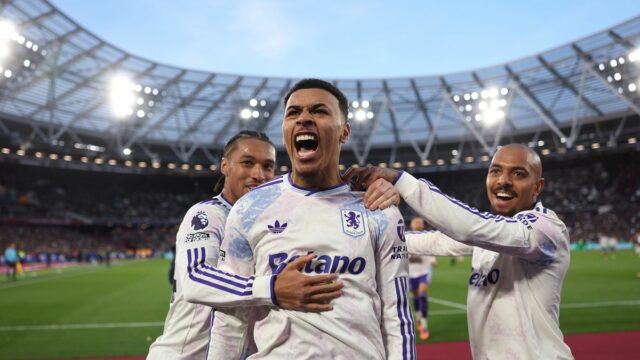 Arsenal údajne vedie prestupový súboj o Morgana Rogersa (uprostred).