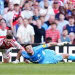 Hviezda Arsenalu Viktor Gyokeres je faulovaný Nickom Popeom.