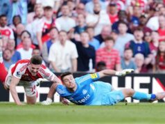 Arsenal dostal nový verdikt na červenú kartu, keď sa dosiahla dohoda, zatiaľ čo Mikel Arteta zúril Hviezda Arsenalu Viktor Gyokeres je faulovaný Nickom Popeom.