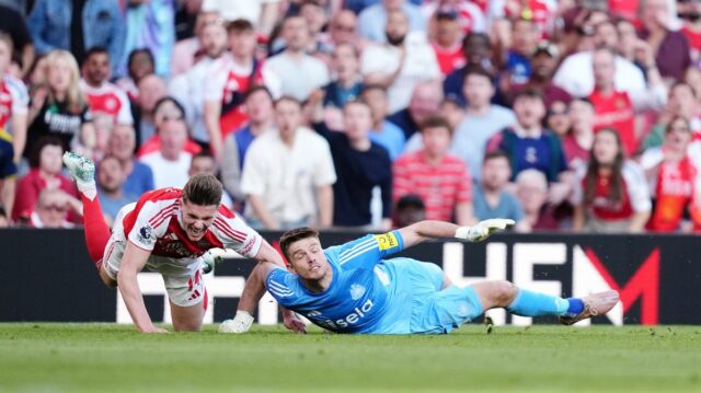 Hviezda Arsenalu Viktor Gyokeres je faulovaný Nickom Popeom.