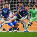 Ben White z Arsenalu si po strele Marcosa Llorenteho spracoval loptu